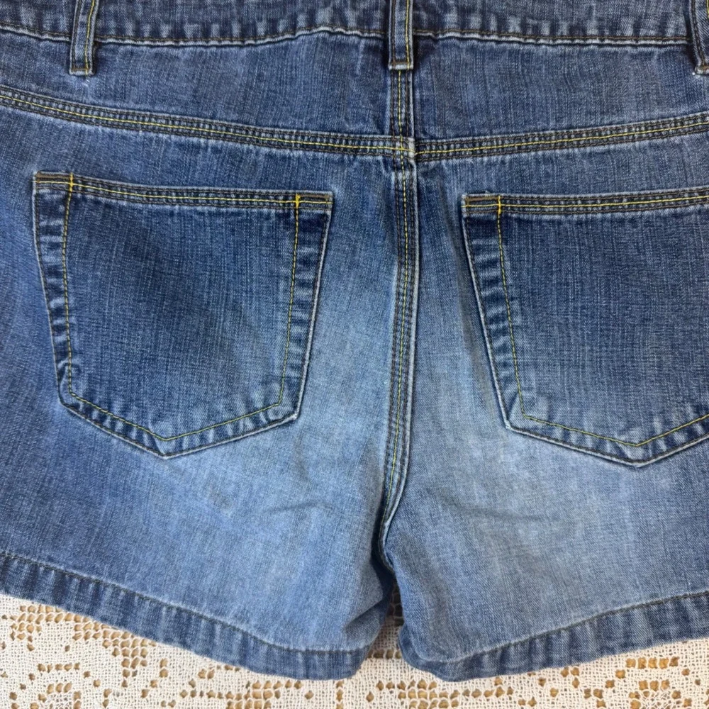 Route 66 denim shorts medium Wash low rise with button fly sz 9/10